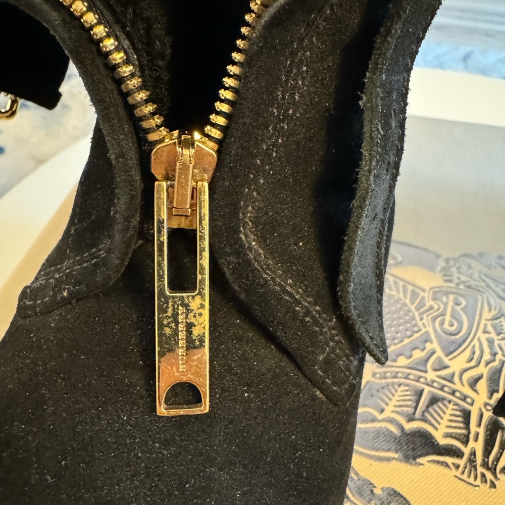 Burberry ladies winter boots - Picture 8 of 8
